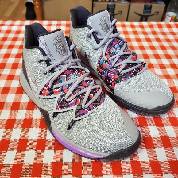 Nike Kyrie 5 Graffiti Atmosphere Grey womens Size 6Y 
(38.5 EUR) AQ2456 001 main image 8
